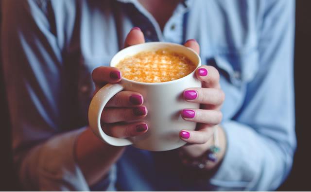 Beber café evita problemas cardíacos e aumenta longevidade, diz estudo